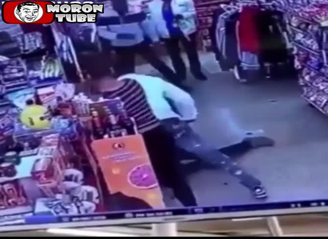 Video :He is assaulted for touching a stranger's buttocks